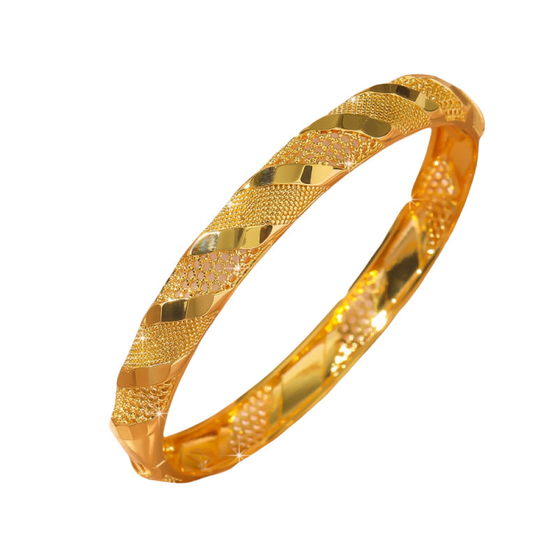 Bracelet femme personnalisé ajouré, qui conserve sa couleur dans le temps.