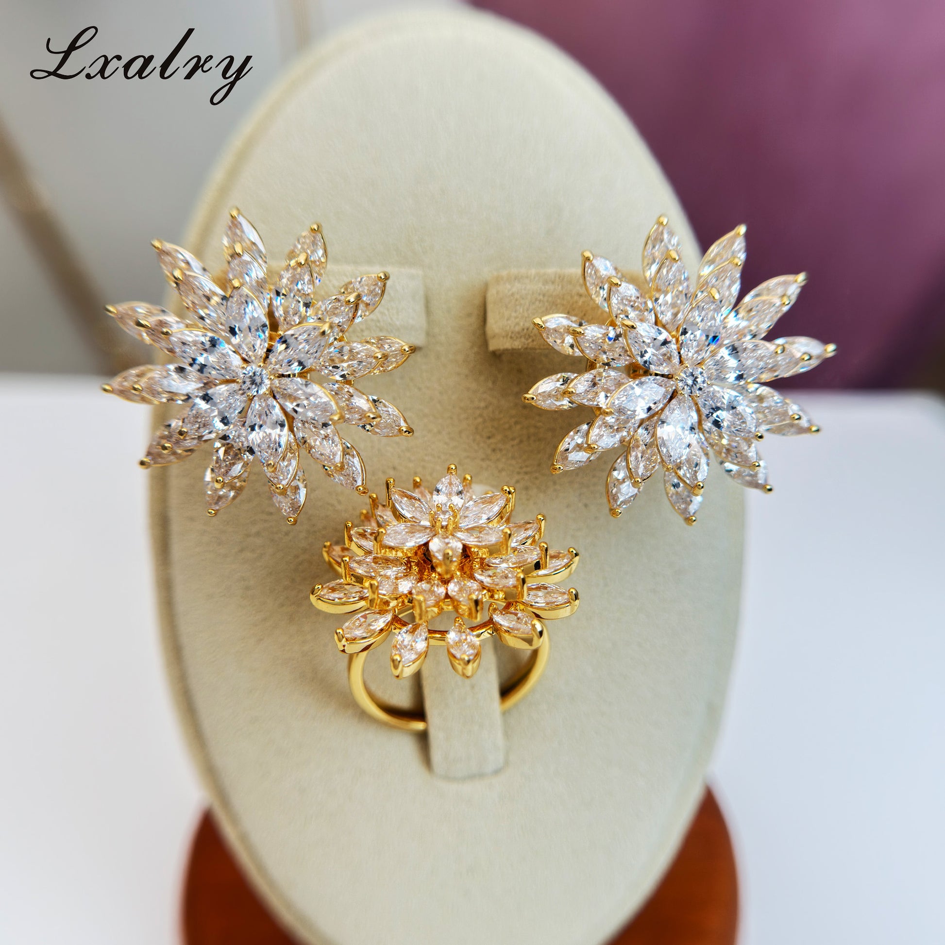 Parure de bijoux Lxalry en cuivre plaqué or 18 carats à motif floral – style baroque, bague et boucles d’oreilles imposantes – hypoallergénique, résistante au ternissement, cadeau élégant pour femme