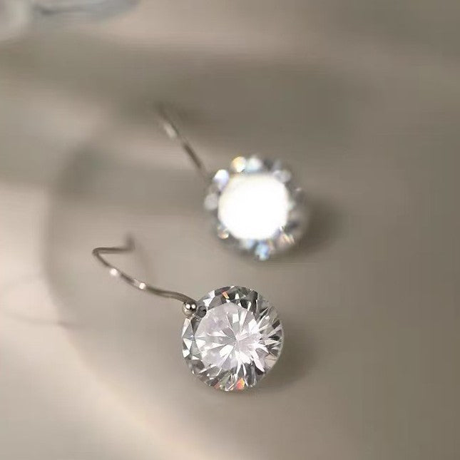 Boucles d’oreilles au style luxe discret, au tempérament raffiné, esprit mondain, élégantes et polyvalentes pour un usage quotidien.