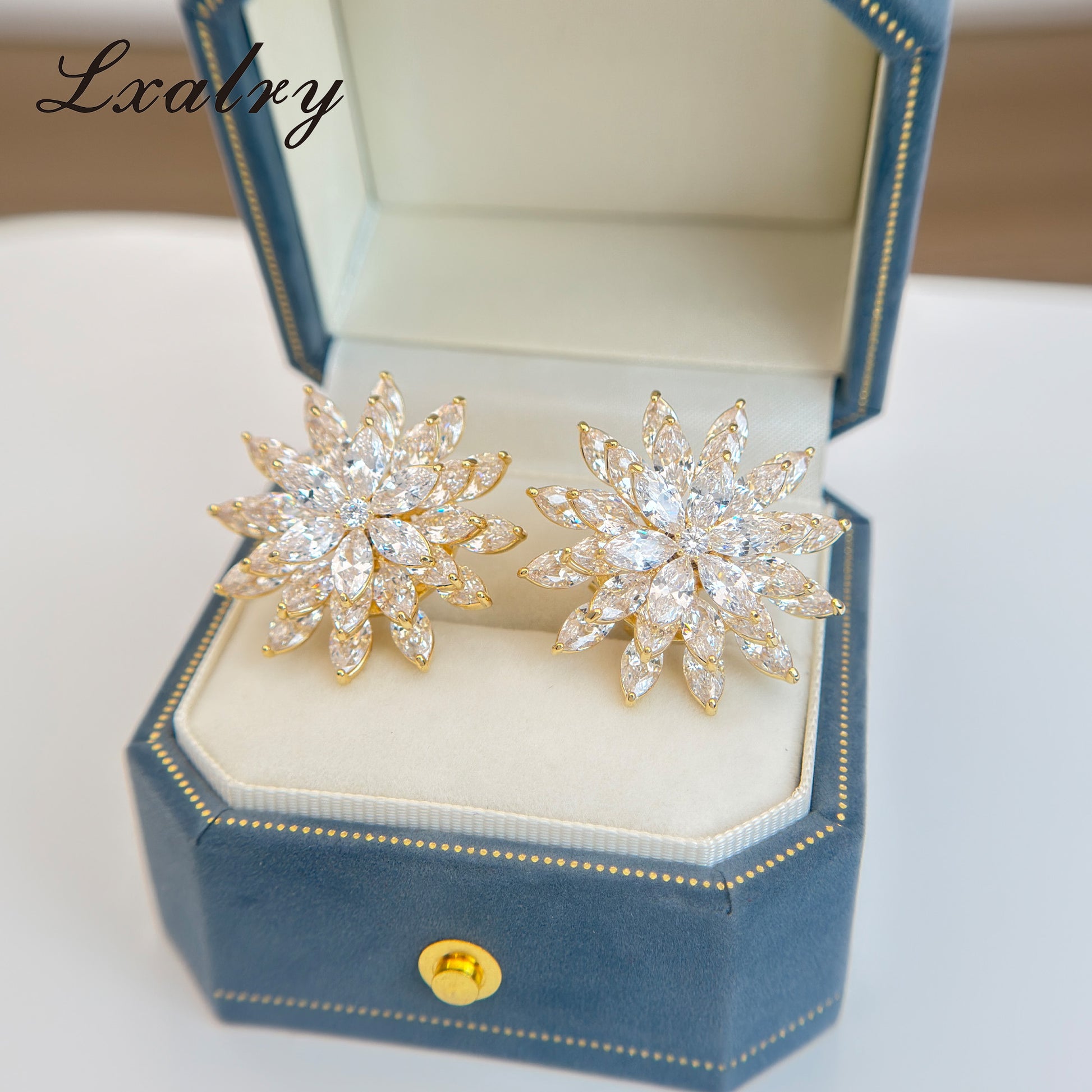 Parure de bijoux Lxalry en cuivre plaqué or 18 carats à motif floral – style baroque, bague et boucles d’oreilles imposantes – hypoallergénique, résistante au ternissement, cadeau élégant pour femme