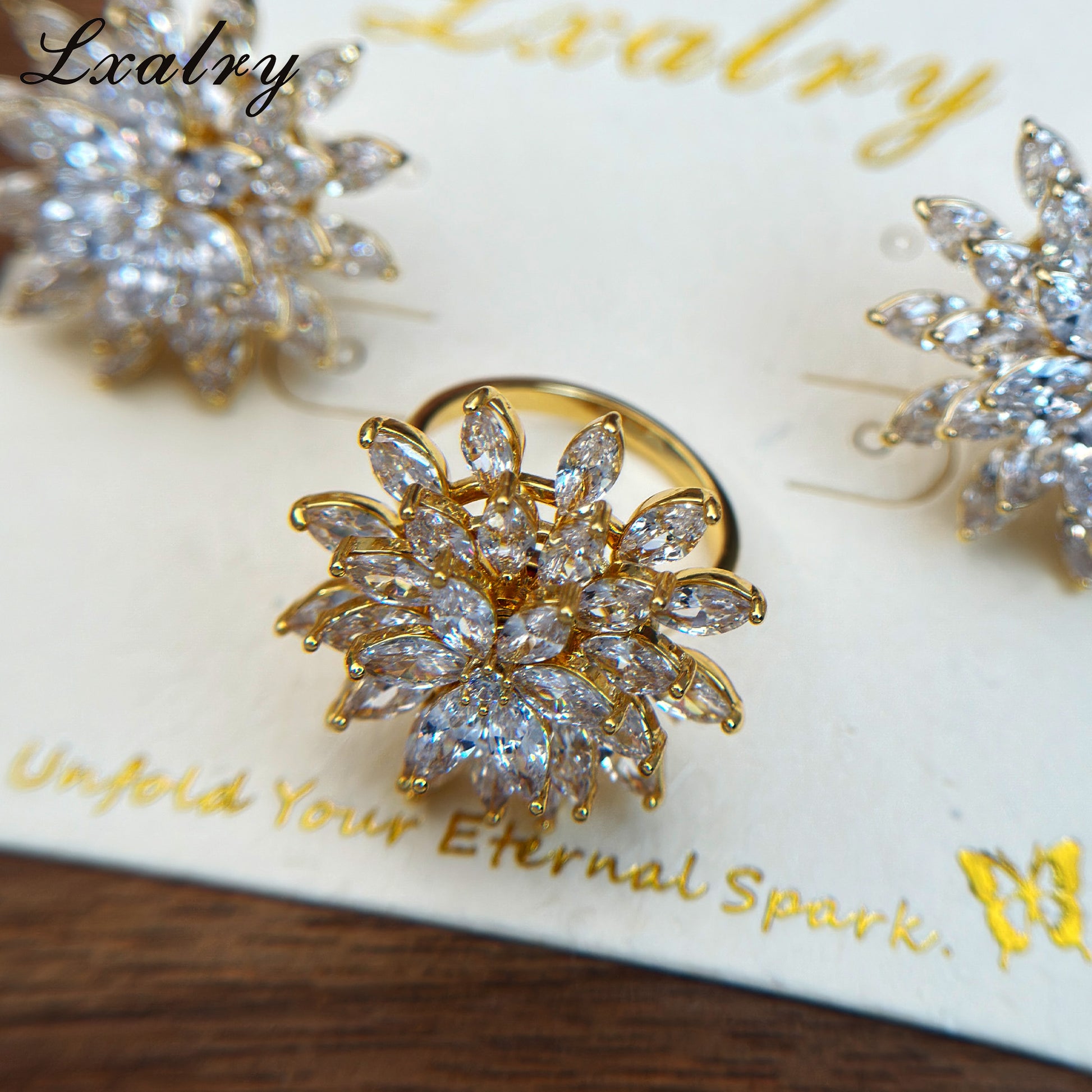 Parure de bijoux Lxalry en cuivre plaqué or 18 carats à motif floral – style baroque, bague et boucles d’oreilles imposantes – hypoallergénique, résistante au ternissement, cadeau élégant pour femme