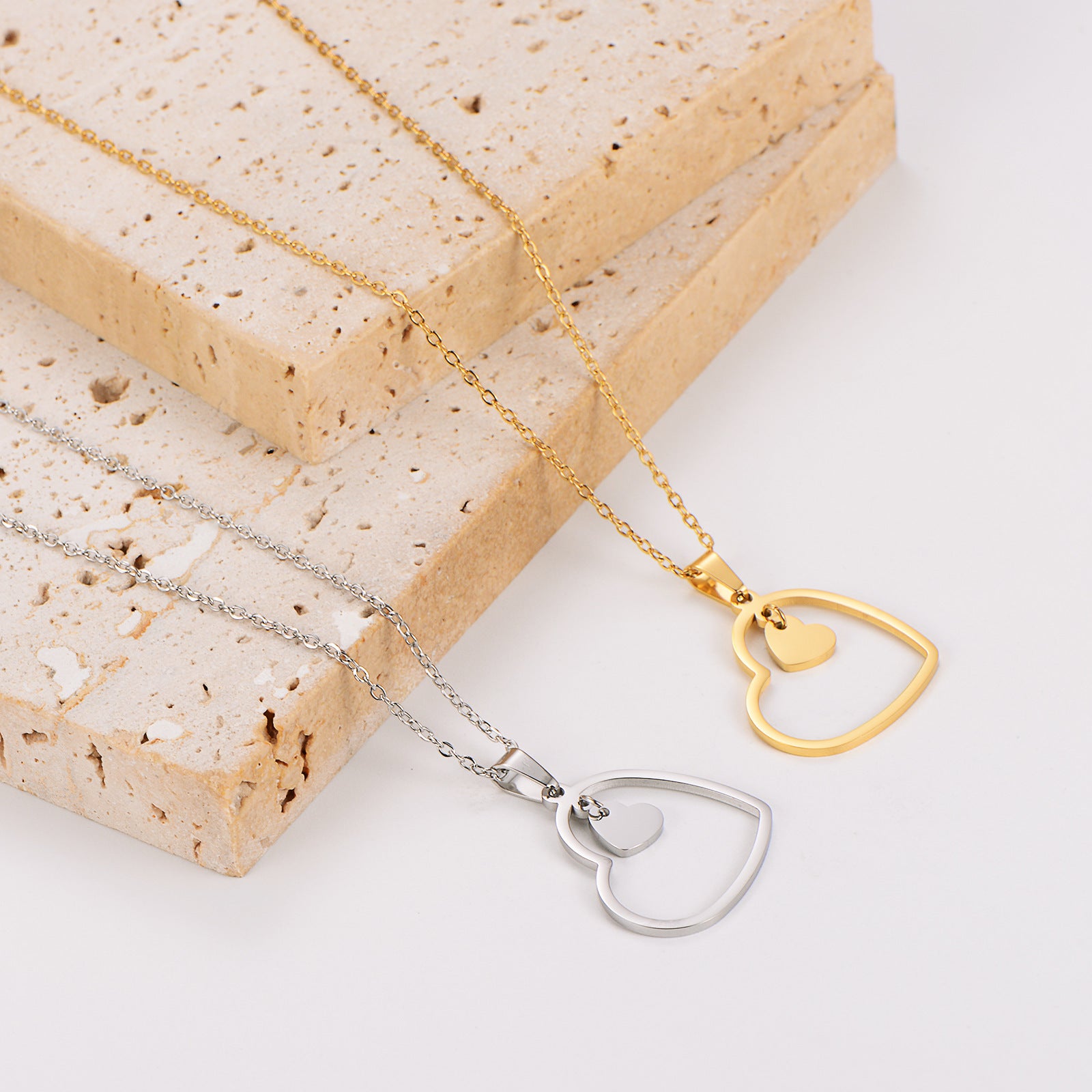 Collier minimaliste polyvalent en acier inoxydable à double cœur