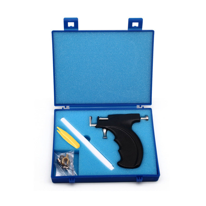 Pistolet à piercing pour oreilles avec clous en acier inoxydable.