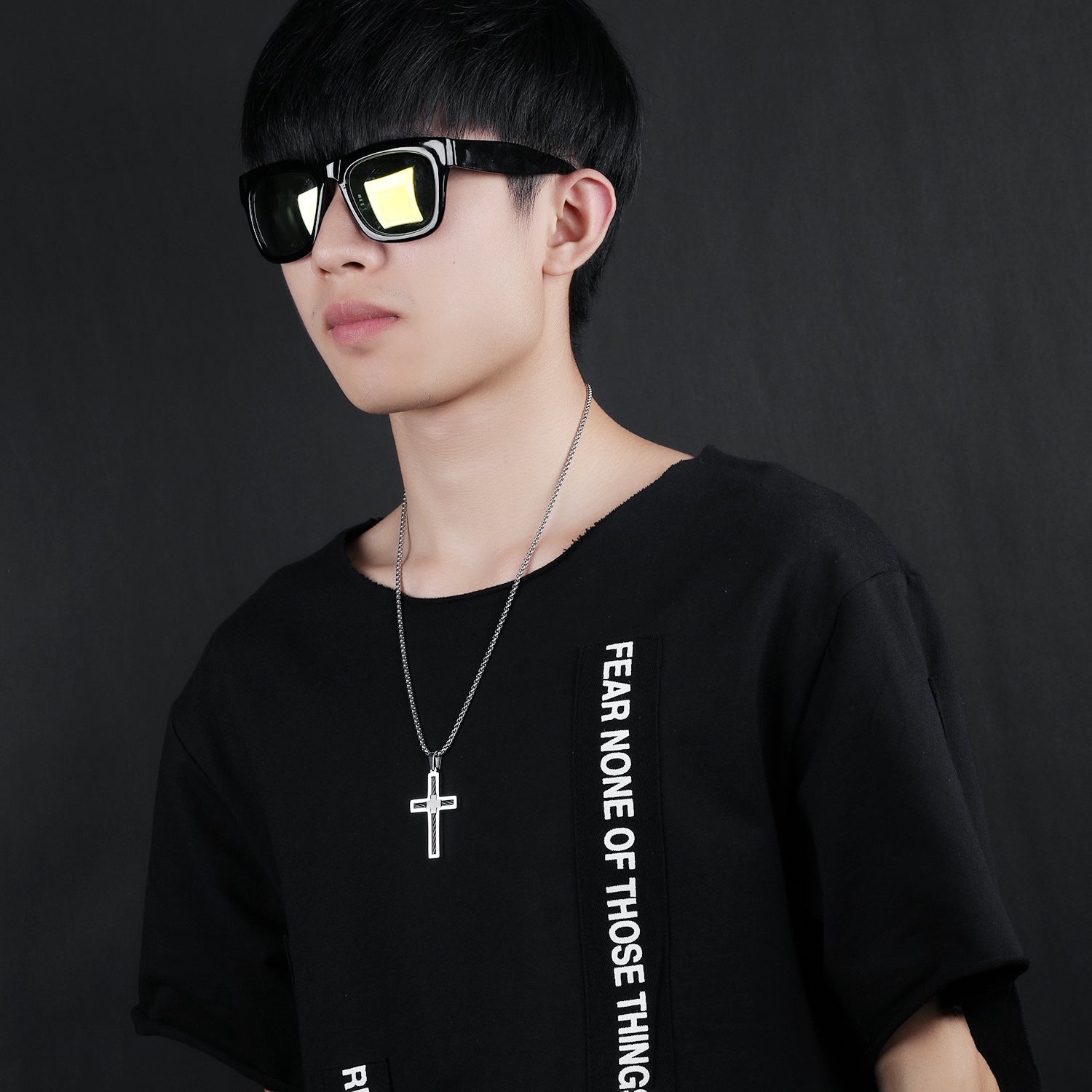 Collier pour homme en acier titane avec croix filaire