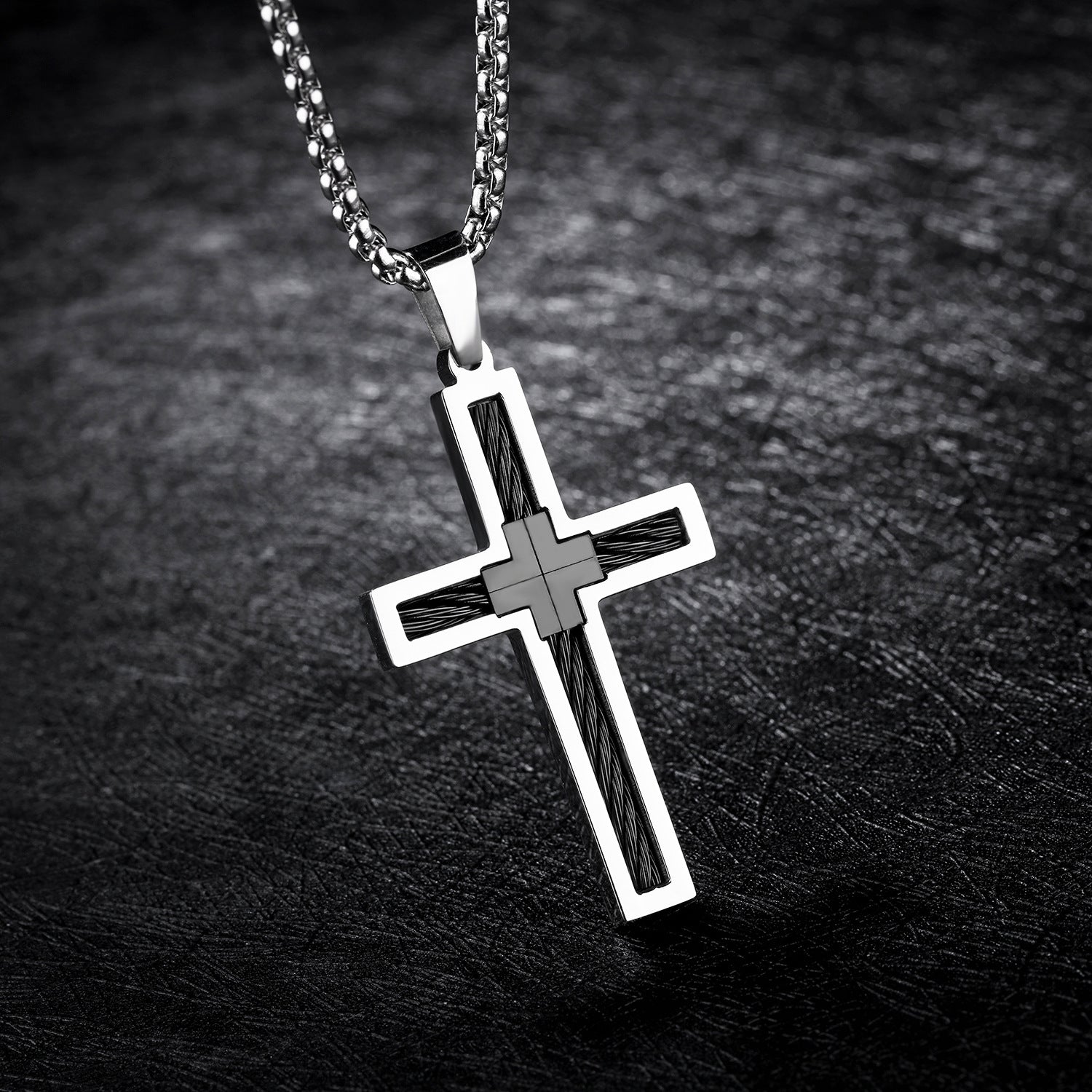 Collier pour homme en acier titane avec croix filaire
