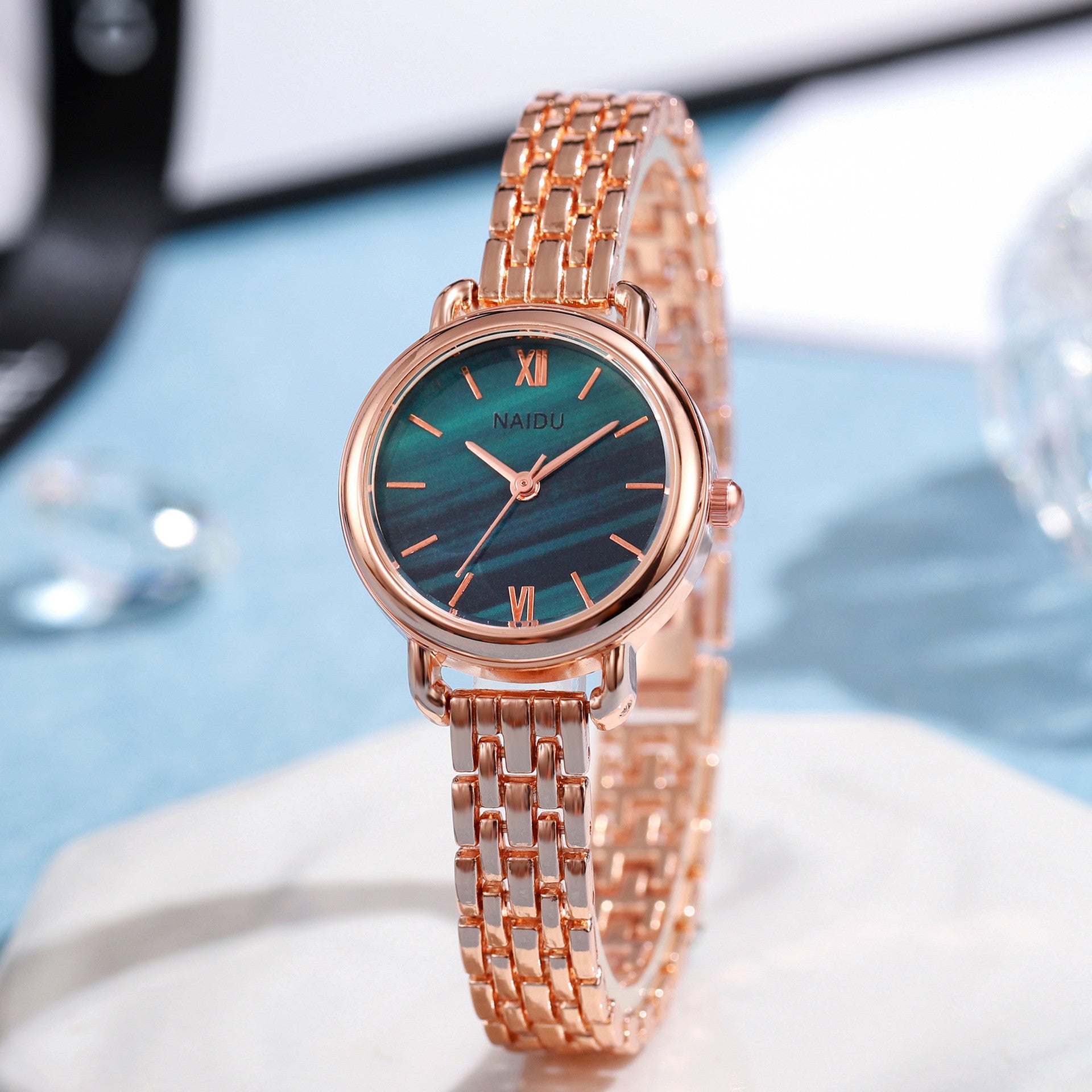 Montre rare pour femme à bracelet en acier, étanche