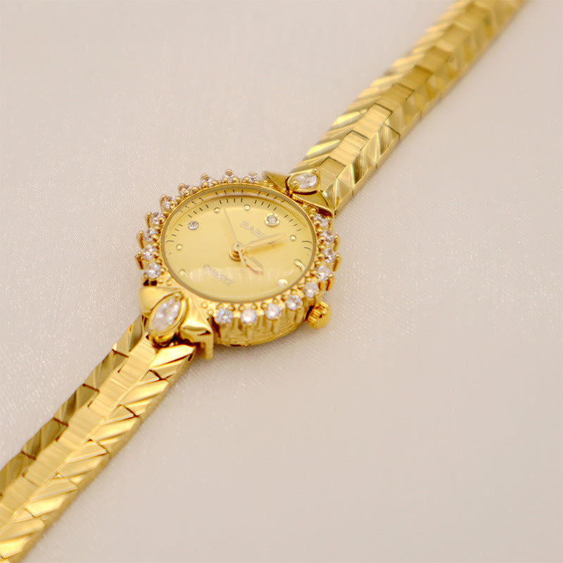 Montre bracelet petite dorée vintage exquise, style bijou, précision élevée, bracelet embossé de diamants 5A, quartz, tempérament élégant – vente en gros