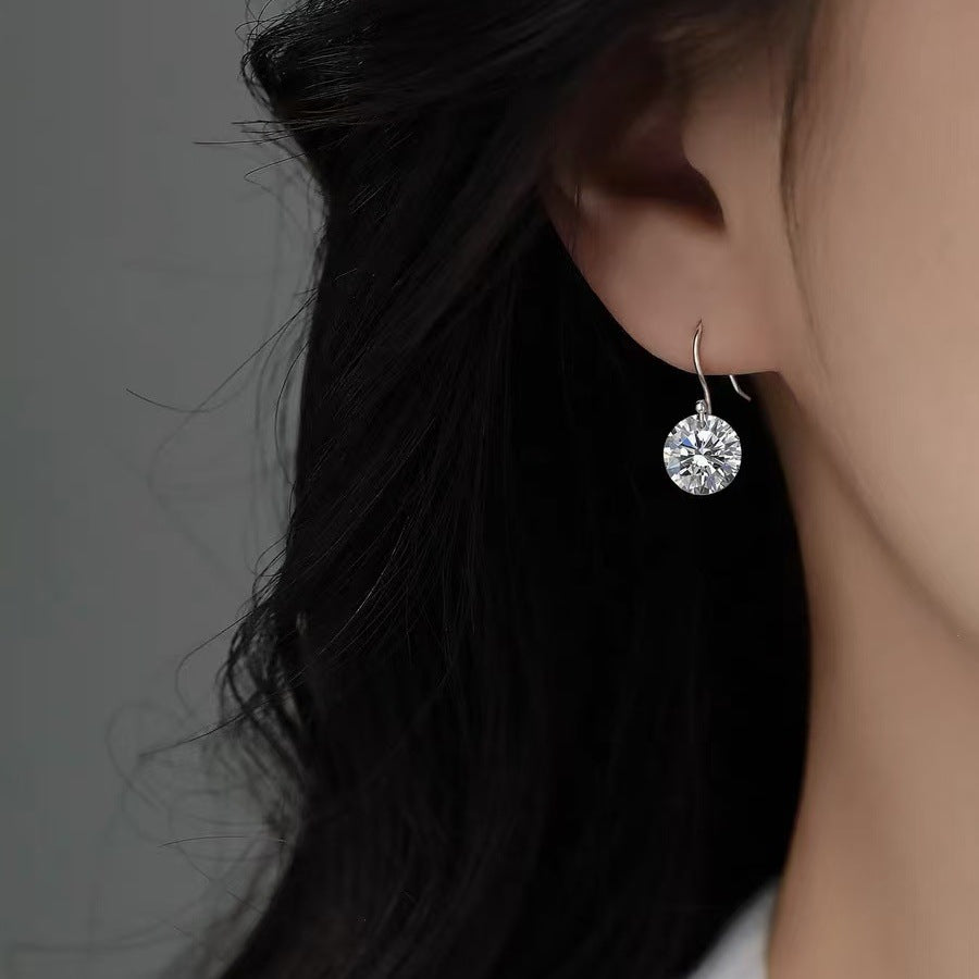 Boucles d’oreilles au style luxe discret, au tempérament raffiné, esprit mondain, élégantes et polyvalentes pour un usage quotidien.