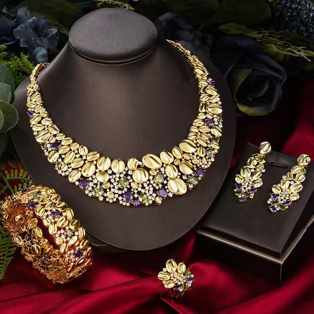 Parure de mariage avec collier et boucles d’oreilles exagérés, luxueuse et tendance