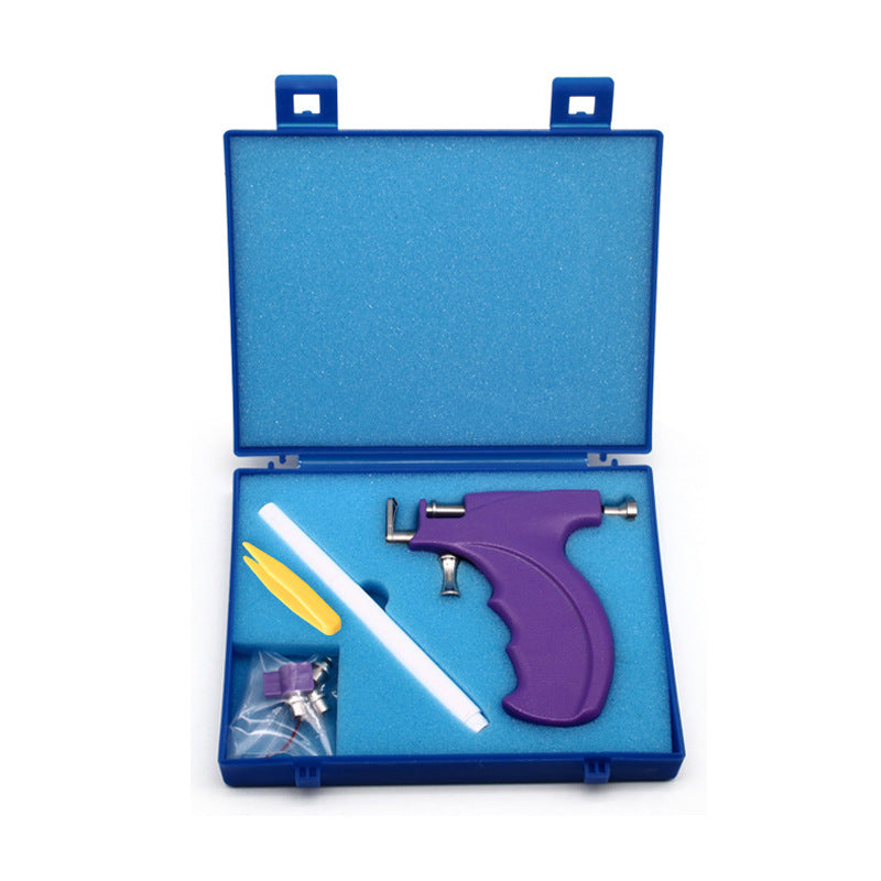 Pistolet à piercing pour oreilles avec clous en acier inoxydable.