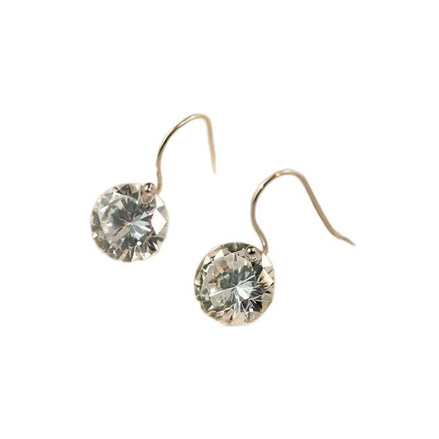 Boucles d’oreilles au style luxe discret, au tempérament raffiné, esprit mondain, élégantes et polyvalentes pour un usage quotidien.