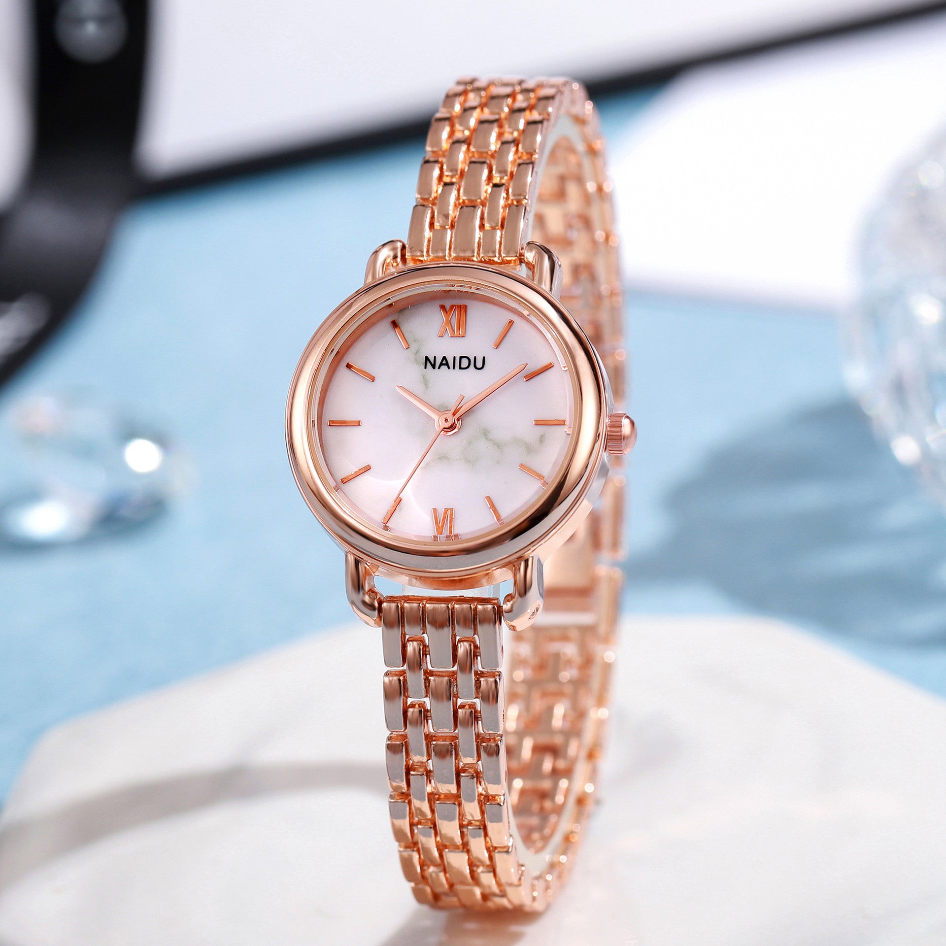 Montre rare pour femme à bracelet en acier, étanche