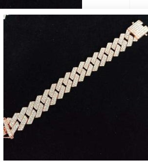 Collier hip-hop entièrement pavé de zircons