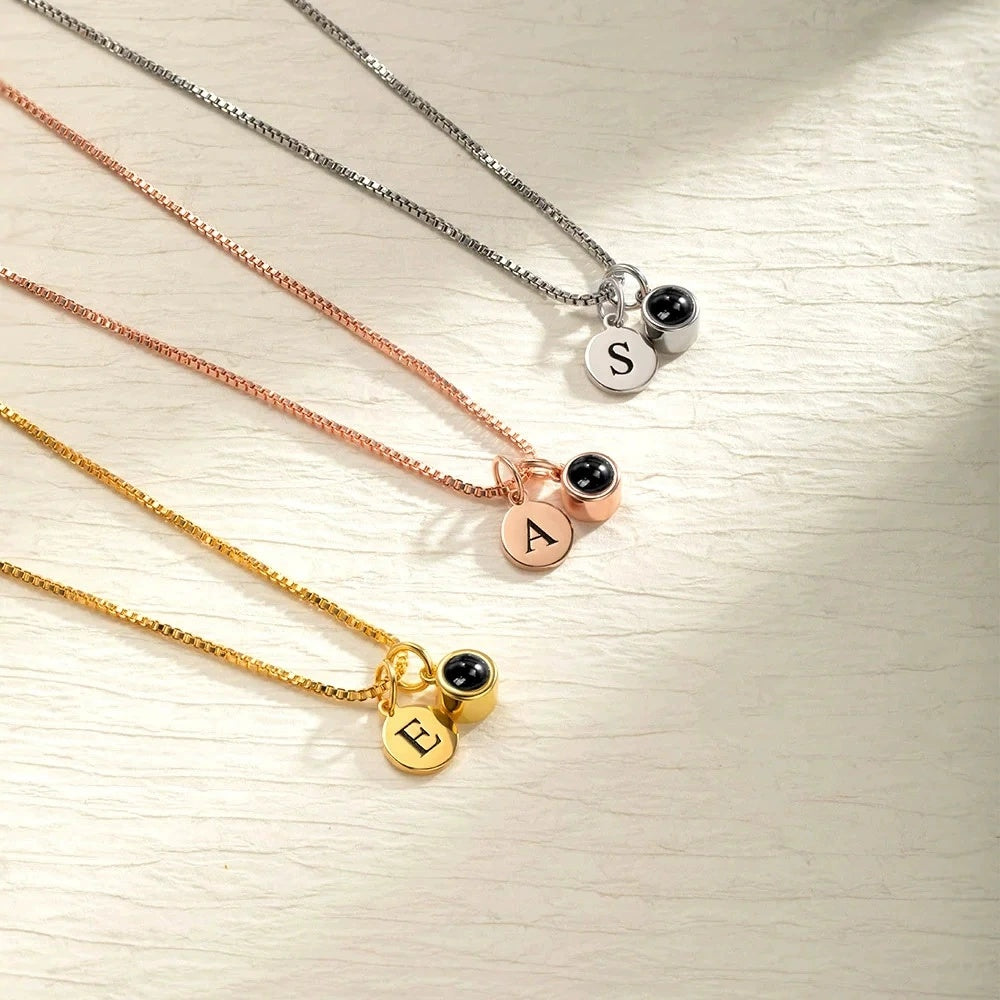 Collier avec disque à projection photo et initiales gravées personnalisées