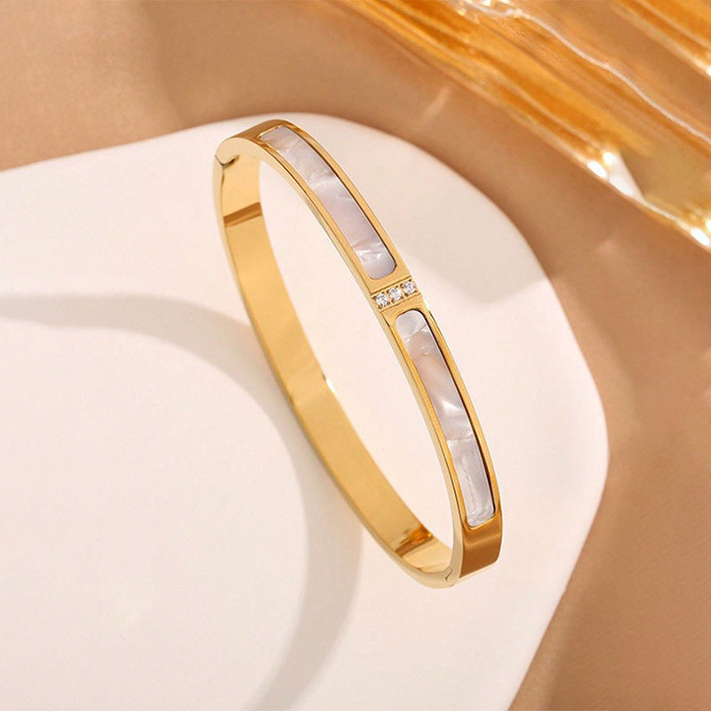 Bracelet en acier titane imperméable et résistant à la décoloration, incrusté de diamants, au design ciel étoilé.