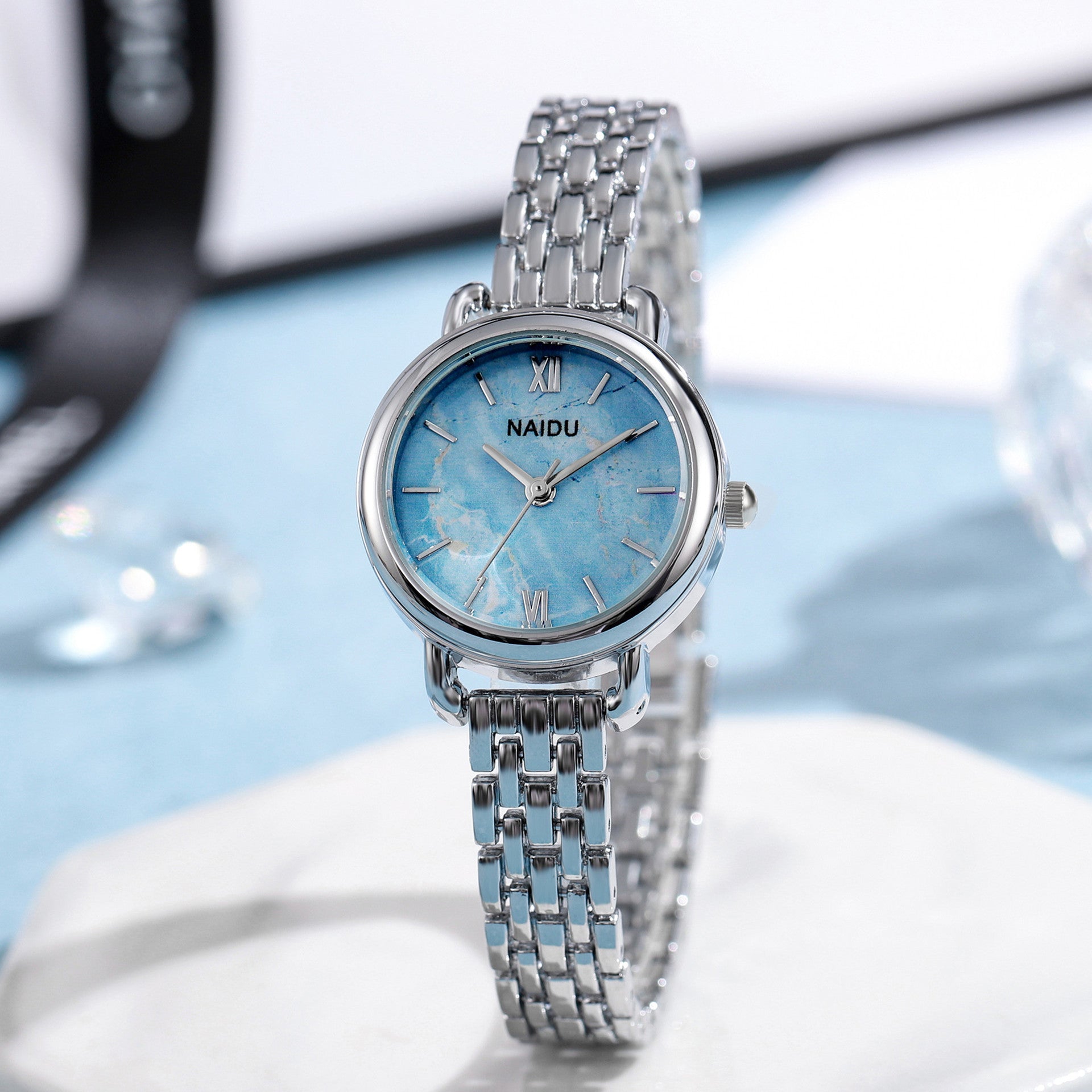 Montre rare pour femme à bracelet en acier, étanche