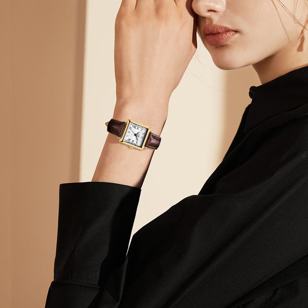 Montre pour femme à petit cadran carré de style rétro avec bracelet en cuir