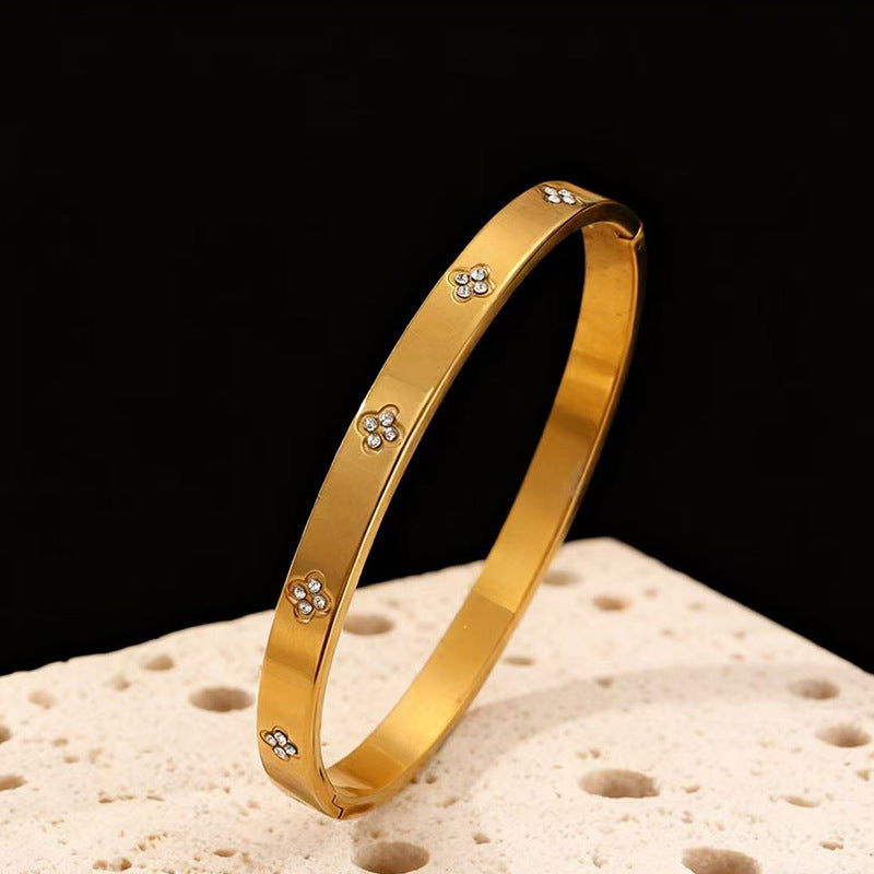 Bracelet en acier titane imperméable et résistant à la décoloration, incrusté de diamants, au design ciel étoilé.