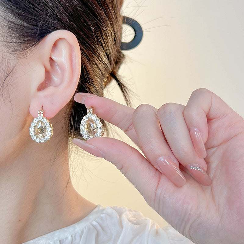 Clip d’oreille tendance à double face, gouttes d’eau en zircon et strass.