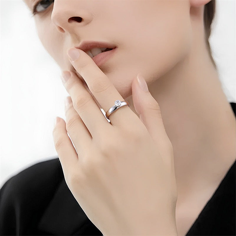 Bague tendance de niche en acier titane avec zircon micro-serti pour femme