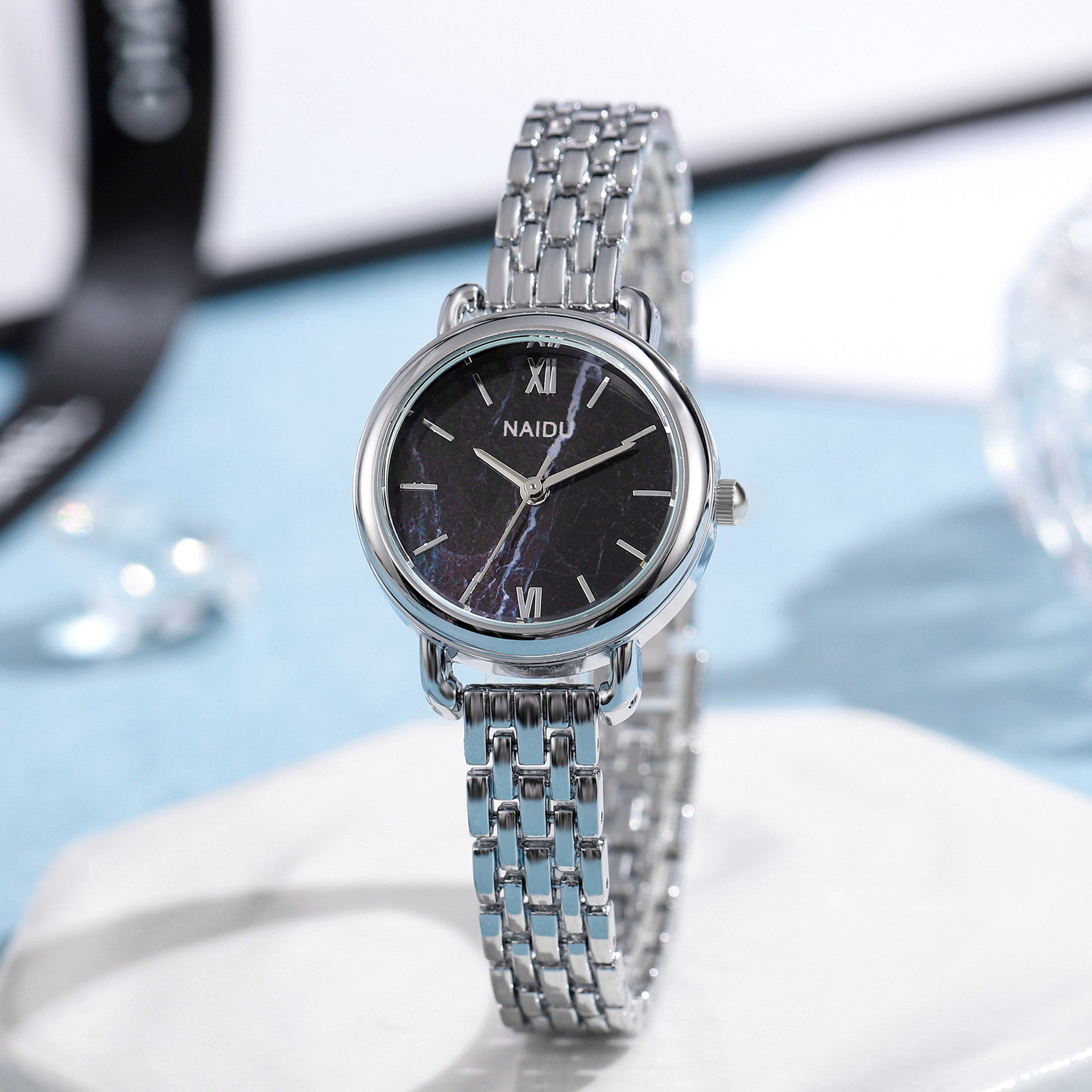 Montre rare pour femme à bracelet en acier, étanche